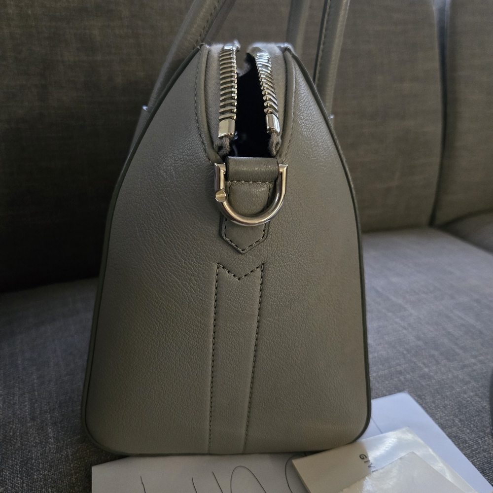 Givenchy Small Antigona in pearl grey - Picture 9 of 16